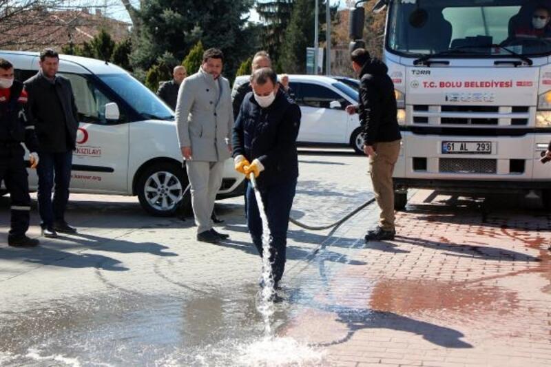 Bolu Belediye Başkanı Özcan, caddeyi hortumla yıkadı
