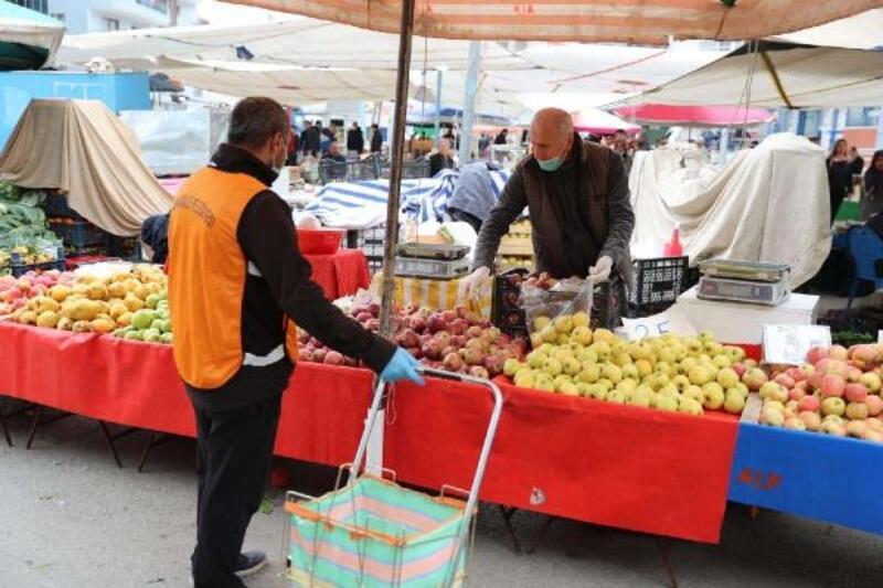 65 yaş üstü vatandaşların pazar alışverişini belediye ekipleri yaptı