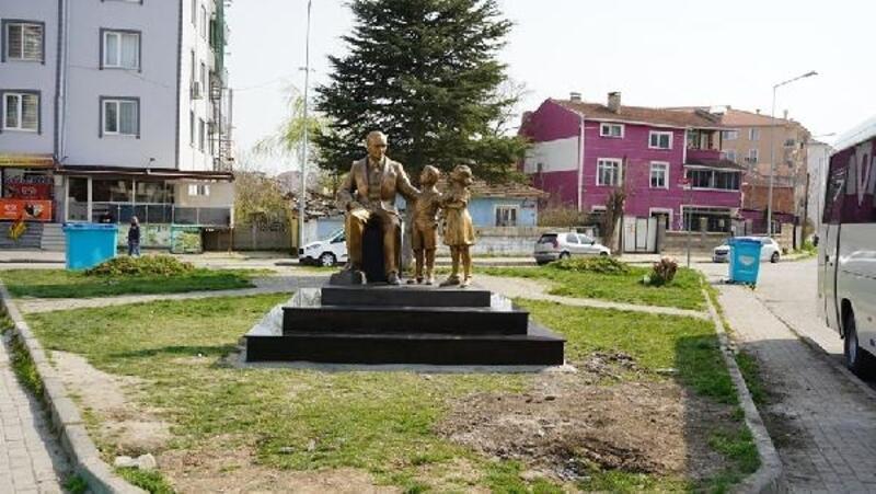 Lüleburgaz Belediyesi, Atatürk’ün çocuklarla olan heykelini konumlandırdı