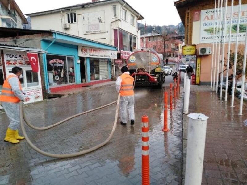 Feke'de caddeler ilaçlı su ile yıkadı