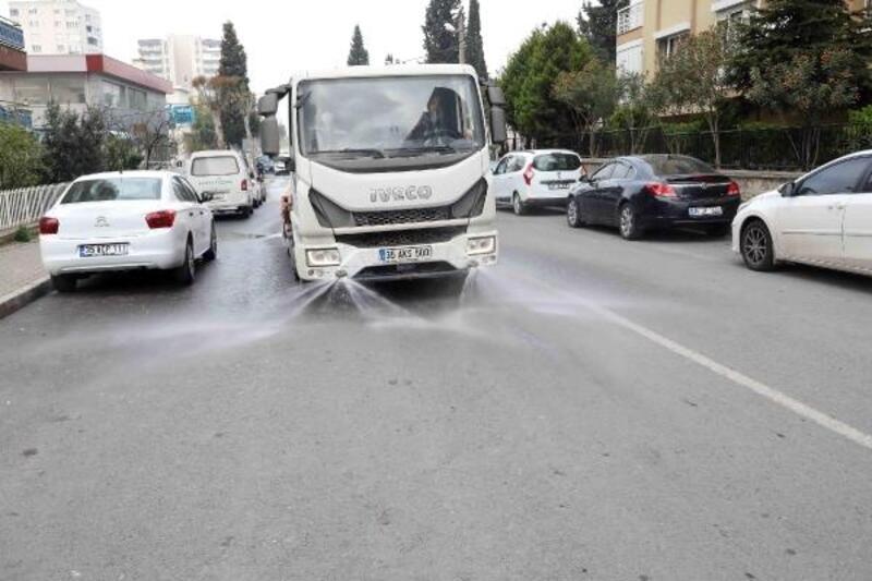 Bayraklı'da sokaklar dezenfekte edildi