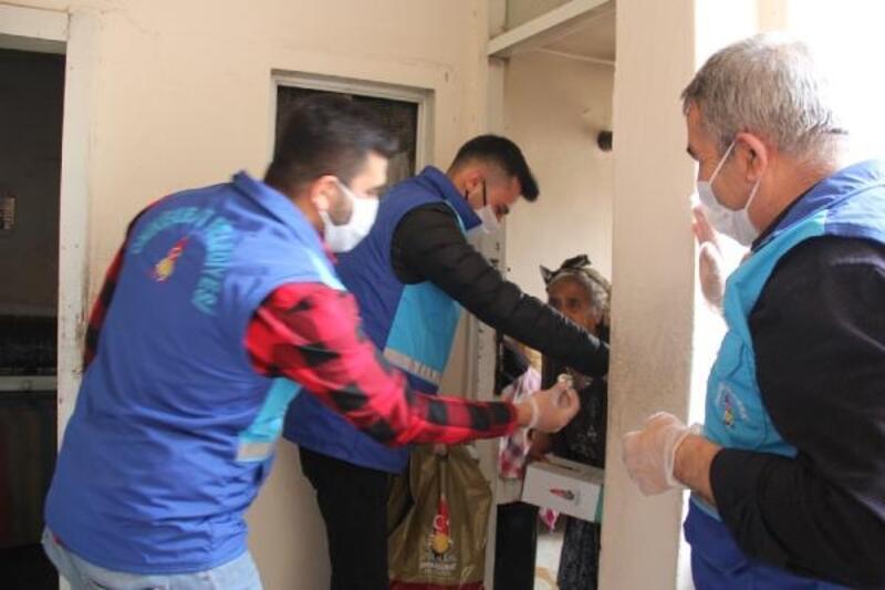 Kahramanmaraş'ta sokağa çıkamayan yaşlılara ekmek ve gıda yardımı
