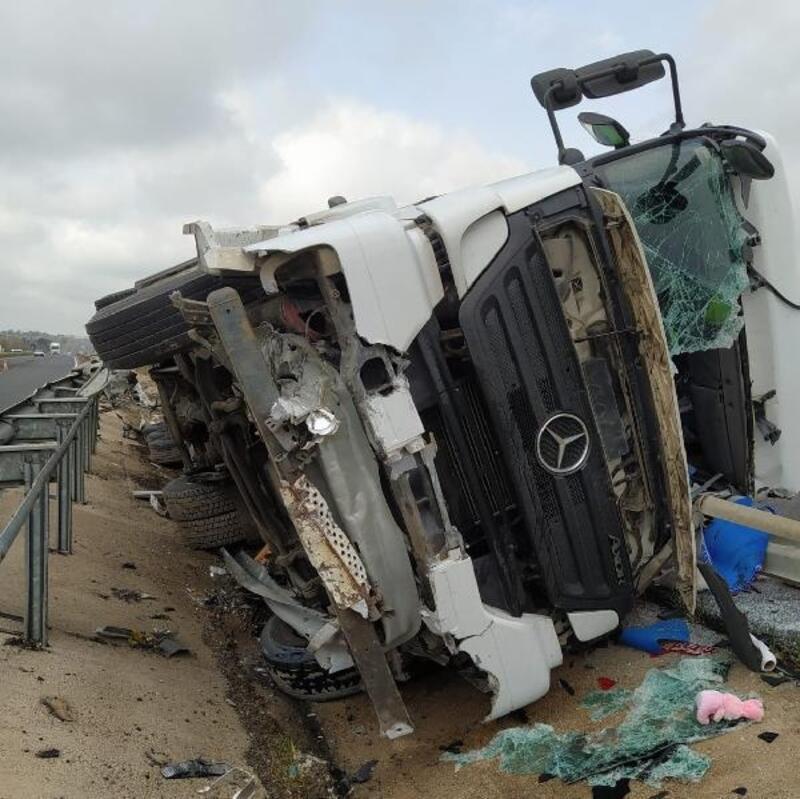 Viranşehir’de devrilen TIR sürücü ağır yaralandı