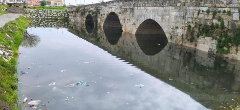 Tarihi Bac Köprüsü'nün çevresi çöple doldu