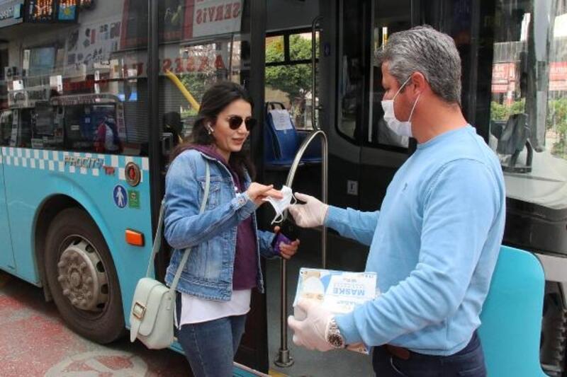Antalya'da toplu taşımayı kullananlara ücretsiz maske dağıtılıyor ...