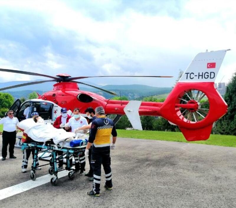 Yeni doğum yapan kadına ambulans helikopterle sevk