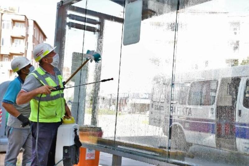 Aksaray Belediyesi, otobüs duraklarını  dezenfekte etti
