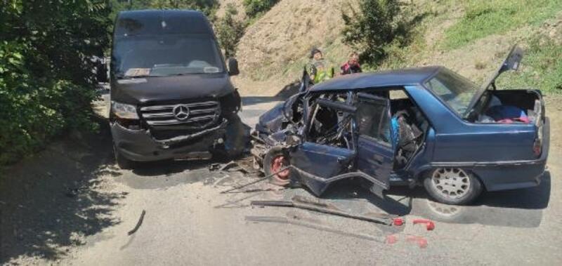 Artvin’de minibüs ile otomobil çarpıştı: 1'i ağır, 4 yaralı