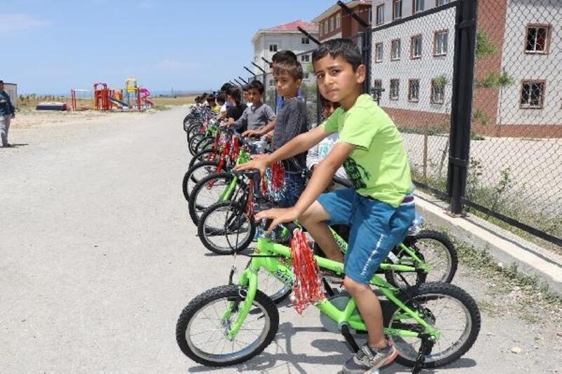 Babasız 42 çocuk bisiklet sevinci yaşadı