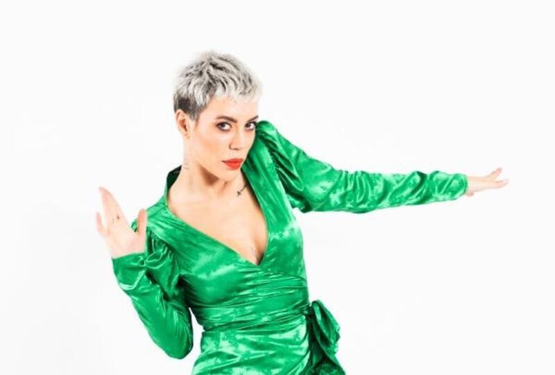 Şarkıcı Pınar Özkan pozitif çıkınca, karantinaya girdi