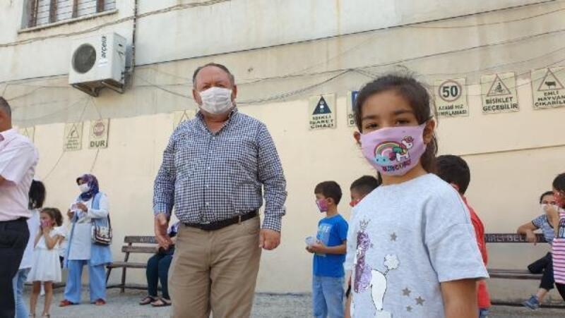 Başkan Tarhan'dan minik öğrencilere maske ve dezenfektan