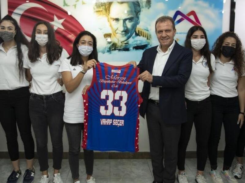 Başkan Seçer, genç kadın sporcularla buluştu