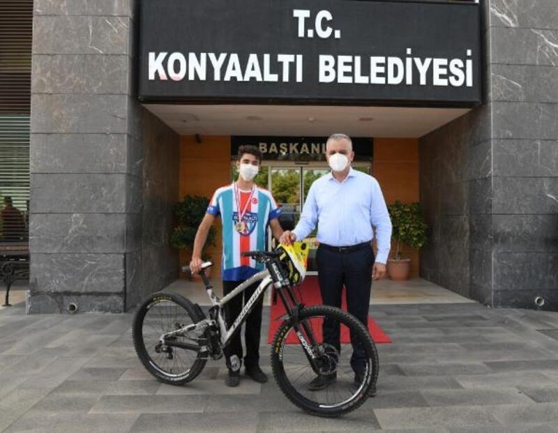 Konyaaltı bisikletçisi Emir Altuğ Yurt, 'Downhill' şampiyonu