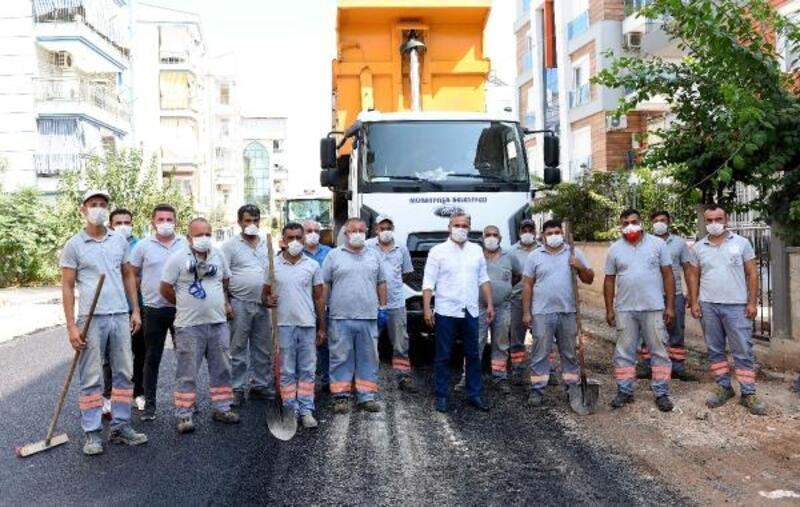Başkan Uysal, metreyle asfaltın kalınlığını ölçtü