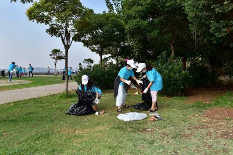 Tuzlalı gençler doğaya atılan çöpleri topladı