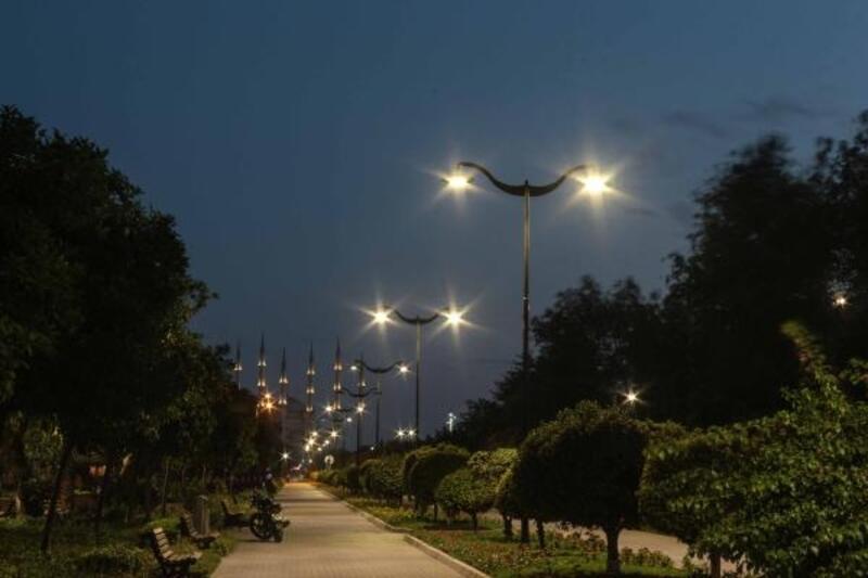 Büyükşehir ekipleri Merkez Park'ın ışıklandırma sistemini yeniledi