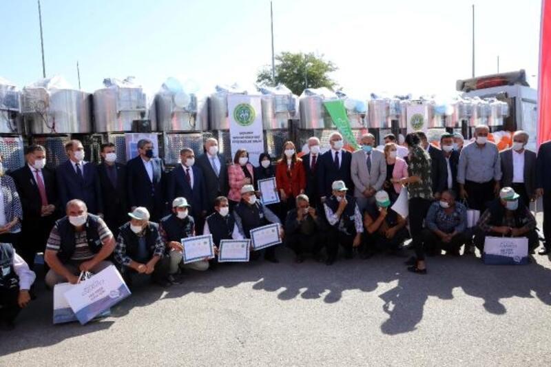Gaziantep'te 300 litrelik 30 süt tankı desteği
