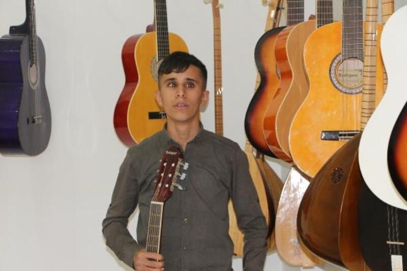 Silopi'de görme engelli Yakup'a gitar 'ışık' oldu
