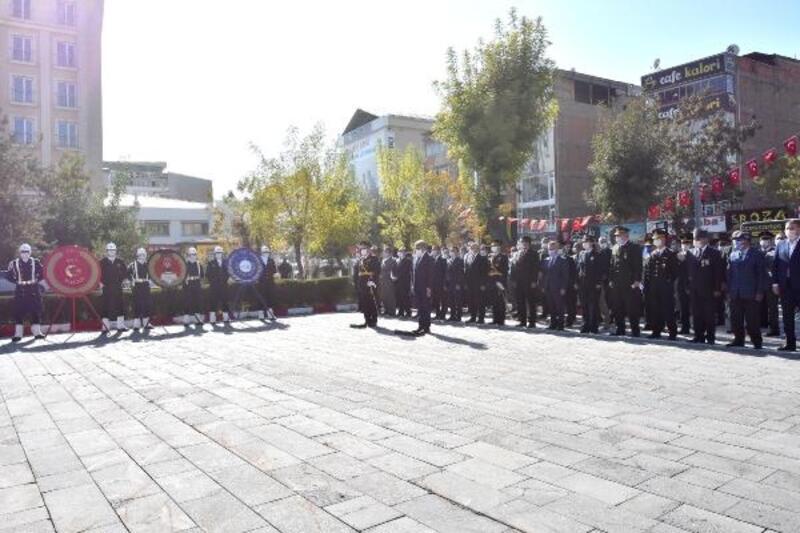 Van'da Atatürk Anıtı'na çelenk konuldu