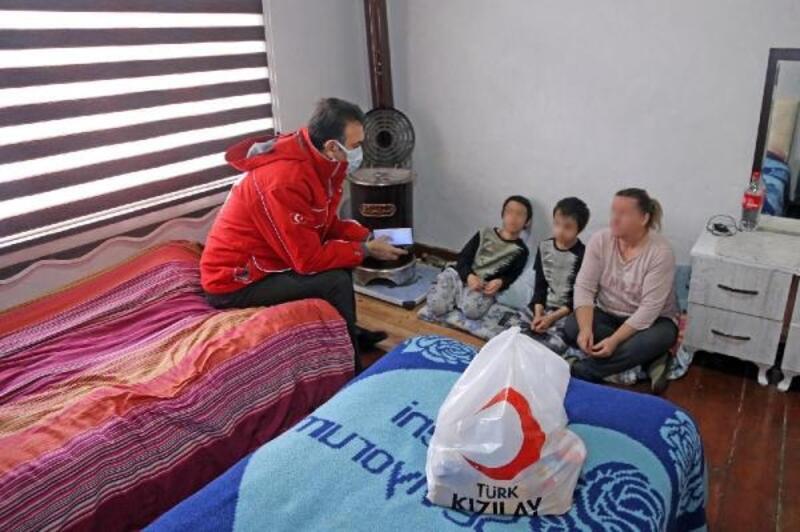 Muğla'da 4 çocuğuyla güç şartlarda yaşayan İngiliz kadın ve 4 çocuğuna Kızılay'dan yardım eli
