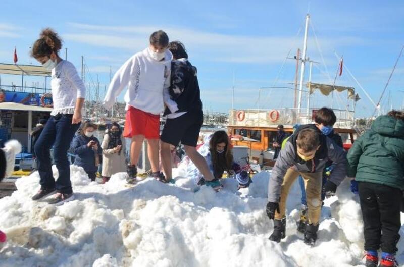 Bodrum'a taşıma karla, kar topu keyfi yaşadılar