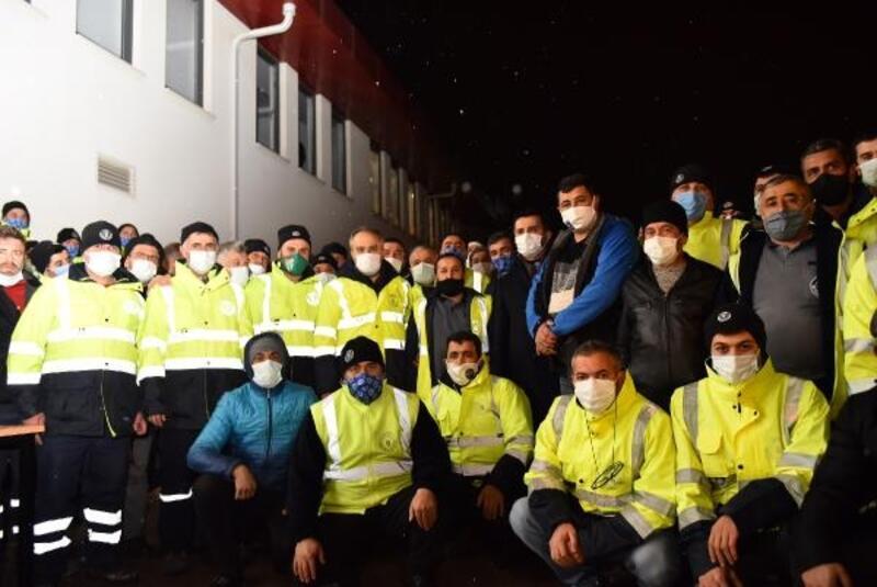 Başkan Aktaş'tan karla mücadelede çalışan personellere tatlı ikramı