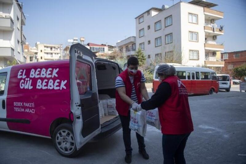 Mersin Büyükşehir'den bebeği olan dar gelirli ailelere paket dağıtımı