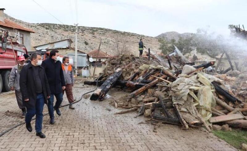 Yakaköy'de 2 ev yandı