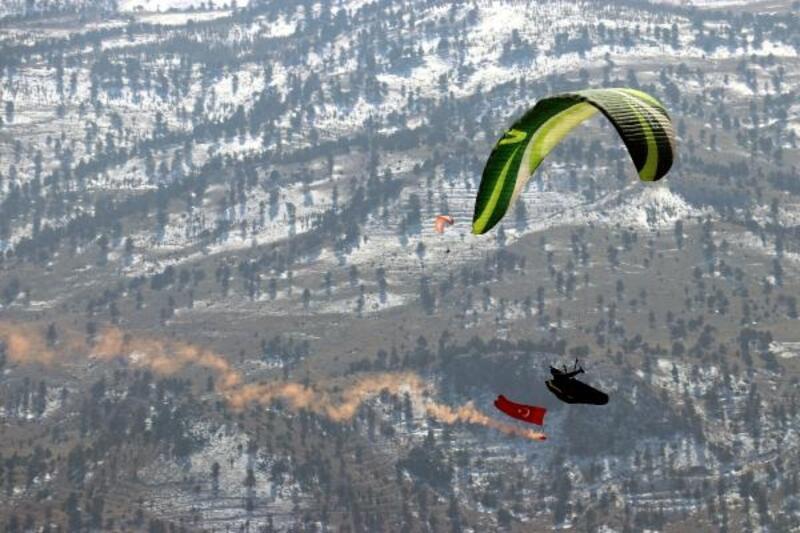 Toroslar Arslanköy Yaylası, yamaç paraşütü  tutkunlarını ağırladı