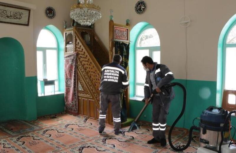 Akseki'de camilerde Ramazan temizliği