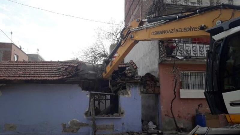 Osmangazi Belediyesi metruk binaları yıkmaya devam ediyor