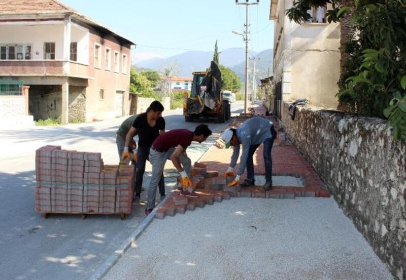 Finike Atatürk Caddesi'nde kaldırım çalışması sürüyor