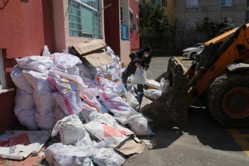 Tadilat sonrası atık molozları belediye ekipleri topluyor