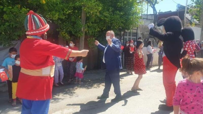 Başkan Tarhan, çocuklarla dans edip harçlık dağıttı