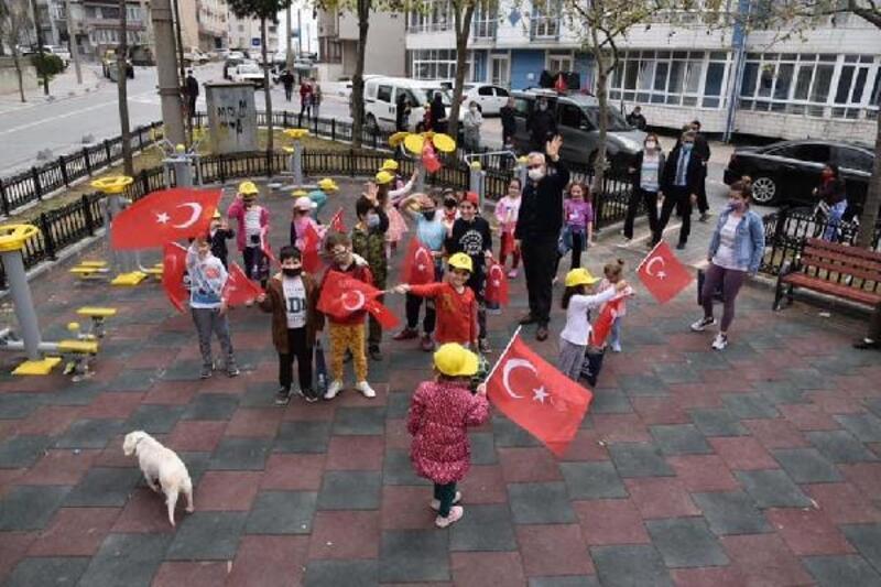 Belediye başkanı, çocuklara Türk bayrağı hediye etti
