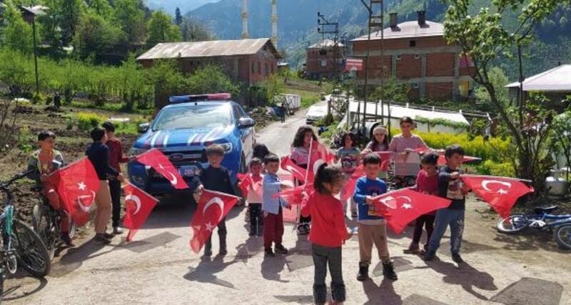 Trabzon'da jandarma çocuklara bayrak ve oyuncak dağıttı