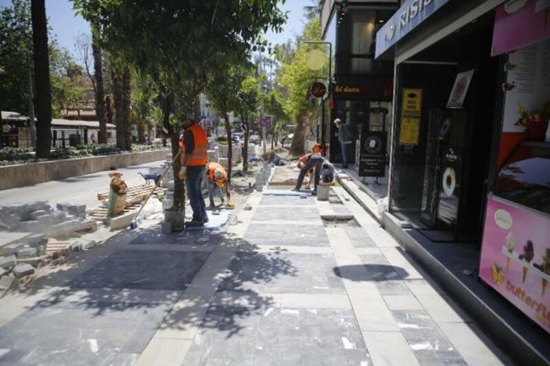 Atatürk Caddesi'nin batı kaldırımı yenileniyor