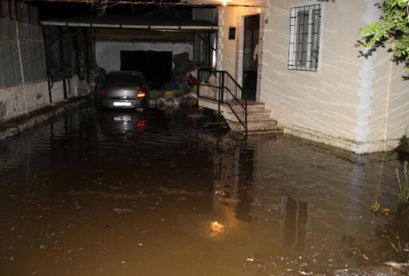 Dinar'da su borusu patladı, evleri su bastı