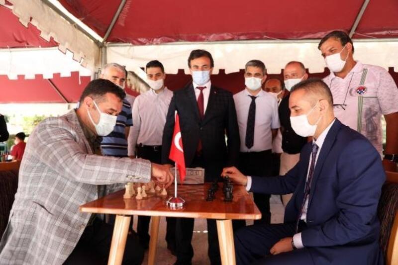 Başkan Yücel, Satranç Turnuvası'nda öğrencilerle buluştu