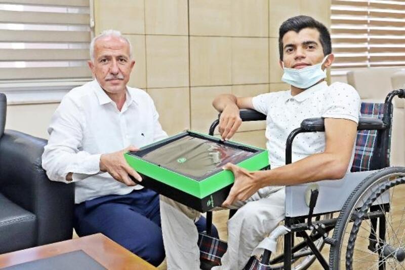 Başkan Gültak'tan, engelli öğrenci Barış'a bilgisayar