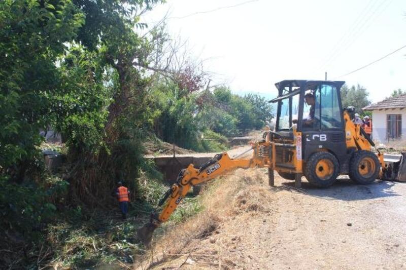 Büyükşehir Kumluca'da kanal temizliği yapıyor