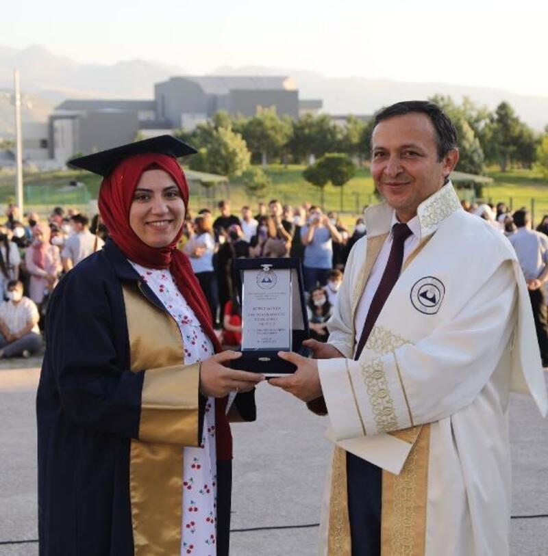 ERÜ Sağlık Hizmetleri Meslek Yüksekokulu, yeni mezunlarını verdi