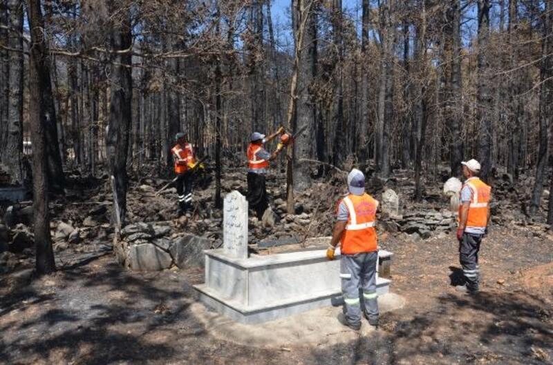 Büyükşehir, mezarlıklarda yangının izlerini silmeye çalışıyor