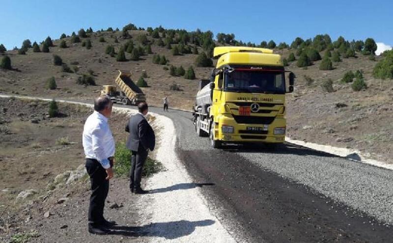 Zara'da köy yollarında asfalt çalışmaları sürüyor