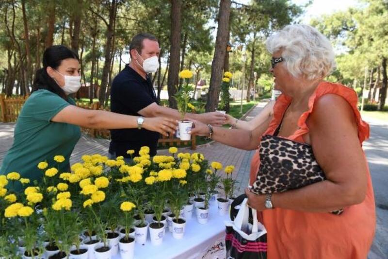 Konyaaltı'ndan vatandaşlara 10 bin hediye çiçek