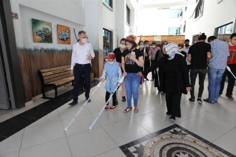 İnegöl Belediyesi, görme engelli vatandaşlar için ‘’Akıllı Baston’’ uygulamasını devreye aldı