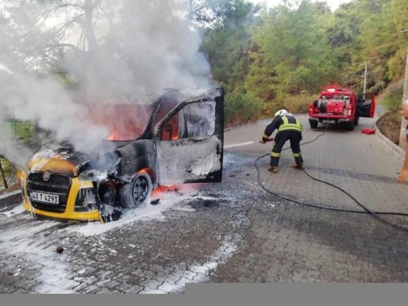 Taksi yangında zarar gördü, sürücüsü söndürürken yaralandı
