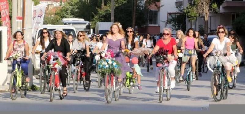 Burdur'da Süslü Kadınlar Bisiklet Turu
