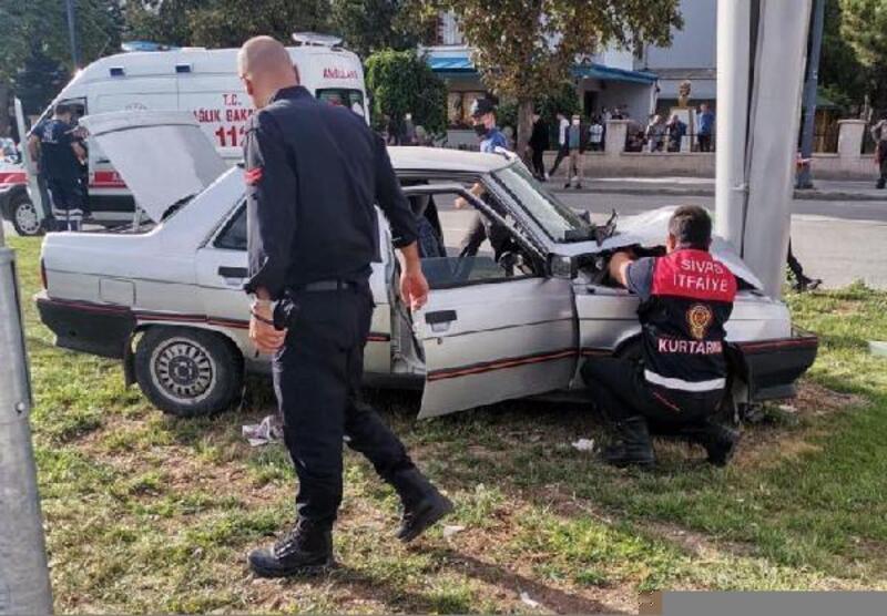 Sivas'ta otomobil reklam panosuna çarptı: 2 yaralı