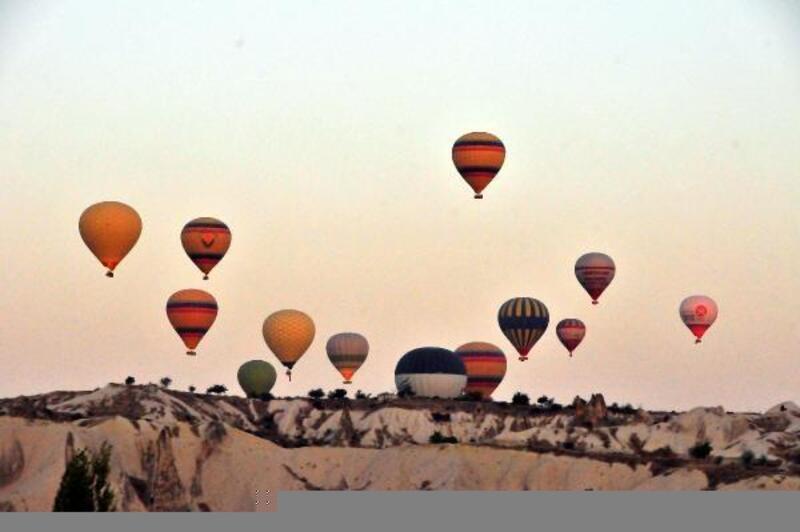 Kapadokya’da havalanan balonlar gökyüzünü süslüyor